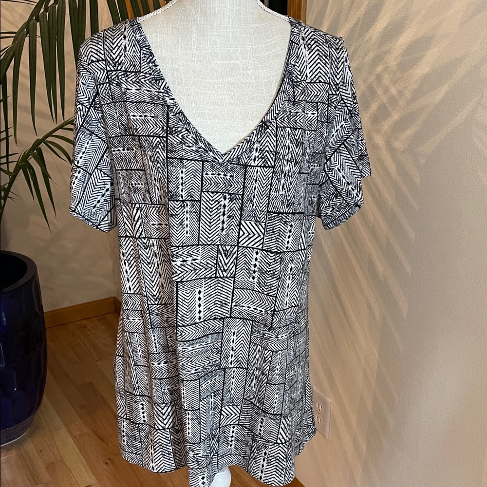 LuLaRoe Black and White Geometric Short Sleeve Top